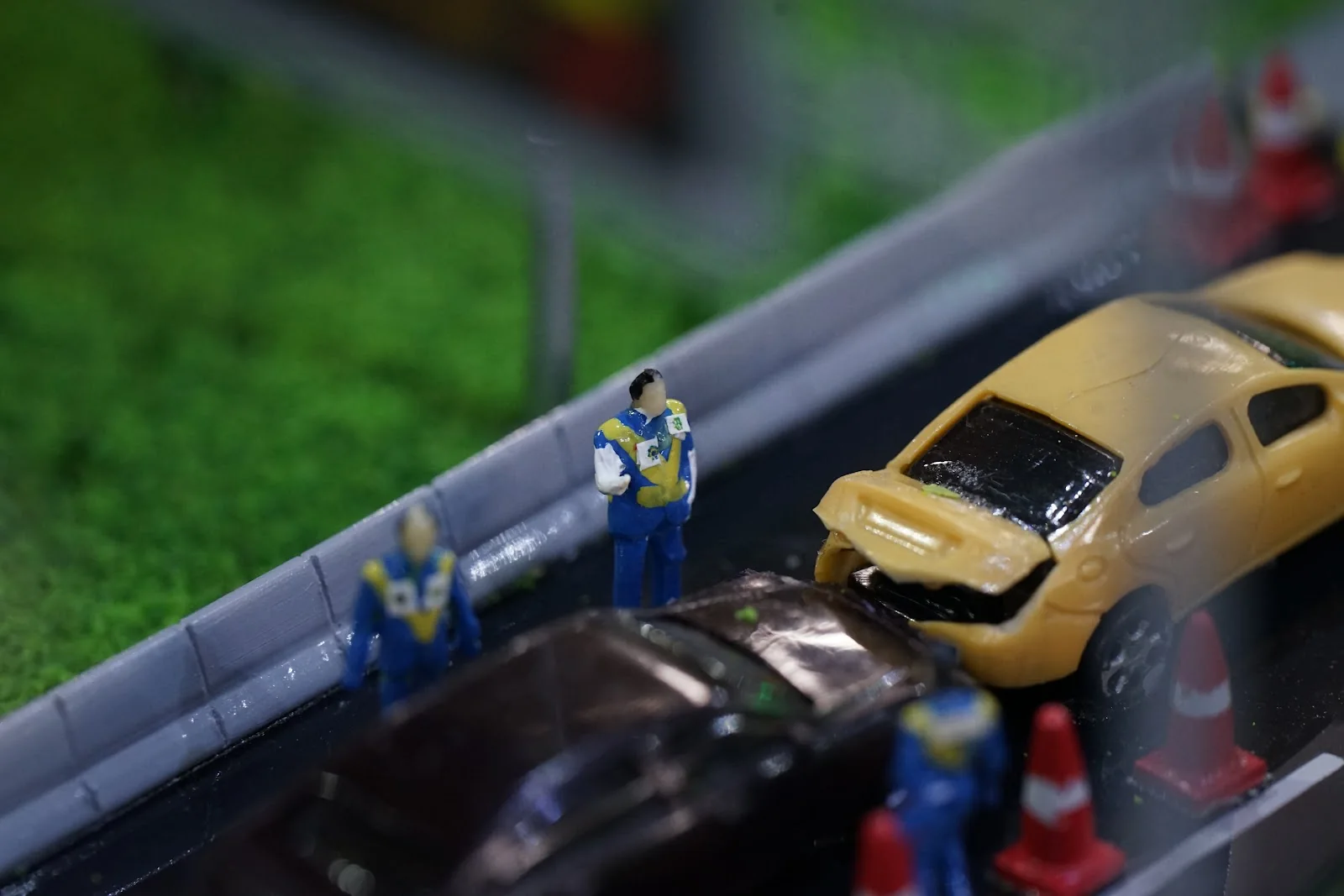 Macro vehicle and lane detail in Jasa Marga diorama.